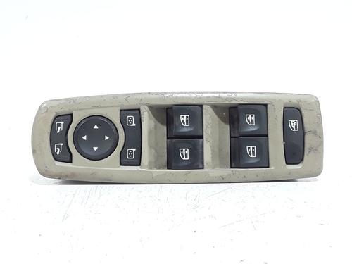 switch-renault-megane-iii-hatchback-bz01_-b3_-2008-35716820 main image