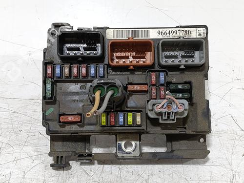 Used Fuse box Fuse box 39151496 39151496