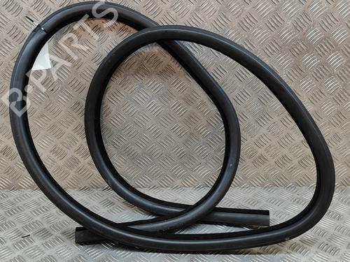 Used Rubber door seal LAND ROVER RANGE ROVER VELAR (L560) 2.0 D240 SD4 4x4 (241 hp) 16945180