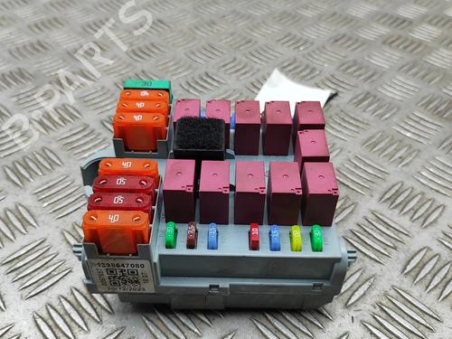 Used Fuse box Fuse box 37598867 37598867