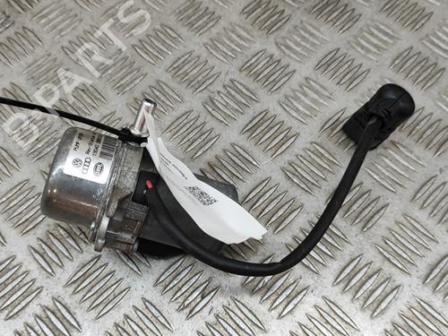 Used Vacuum pump AUDI A3 Sportback (8VA, 8VF) 1.5 TFSI (150 hp) 18165227