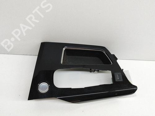 Console centrale Console centrale PEUGEOT 3008 II SUV (MC_, MR_, MJ_, M4_) 2.0 BlueHDi 136 (136 hp) 21588476 21588476