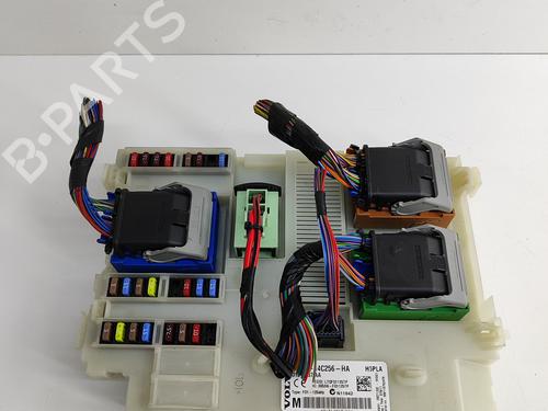 Used Fuse box VOLVO V70 III (135) D5 (205 hp) 25788281