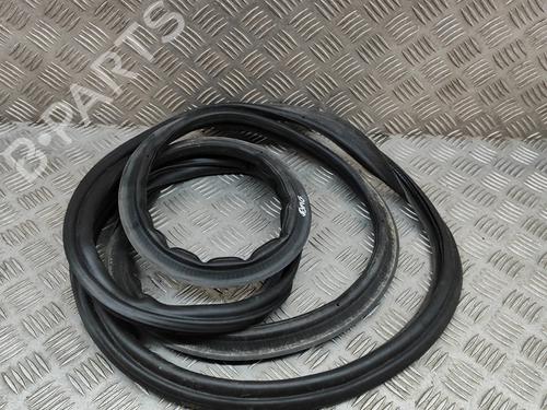 Gummiliste Gummiliste SKODA OCTAVIA III Combi (5E5, 5E6) 1.2 TSI (105 hp) 36043927 36043927