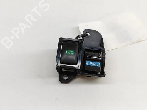 switch-nissan-leaf-ze1-2017-27791826 main image