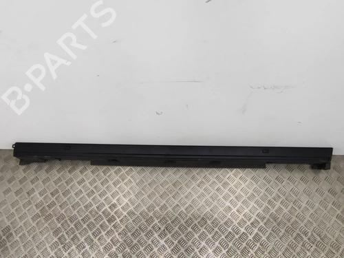 right-sideskirt-lexus-ux-_aa1_-_ah1_-_ma1_-2018-27768083 main image