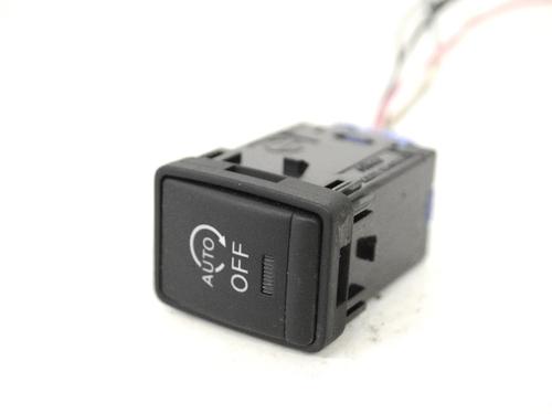 switch-nissan-pulsar-hatchback-c13-2014-33350750 main image