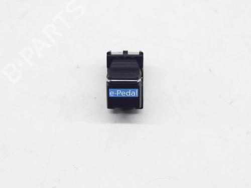 switch-nissan-leaf-ze1-2017-27751130 main image