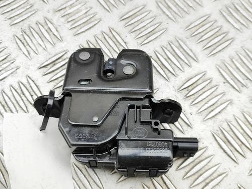 Used Tailgate lock Tailgate lock SMART FORTWO Coupe (453) electric drive / EQ (453.391) (56 hp) 33384548 33384548