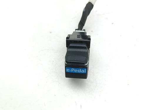 switch-nissan-leaf-ze1-2017-33798149 main image