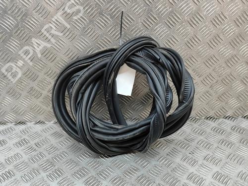 Used Rubber door seal Rubber door seal PEUGEOT 3008 III (KA_, KB_, KC_) e-210 (KCZKZX) (213 hp) 28555083 28555083