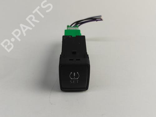 Used Switch NISSAN JUKE (F15) 1.6 (117 hp) 26003558