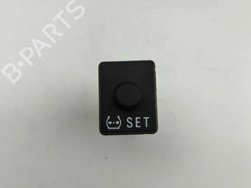 switch-toyota-prius-plus-_w4_-2011-27531840 main image