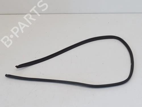 Used Rubber door seal Rubber door seal TOYOTA YARIS (_P13_) 1.5 Hybrid (NHP130_, NHP130) (101 hp) 14667635 14667635