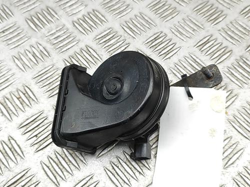 horn-jaguar-xe-x760-2015-33383491 main image