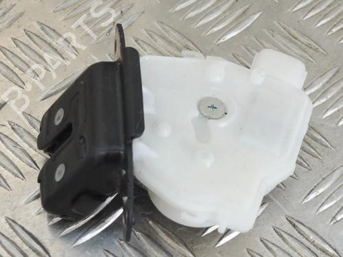 Used Tailgate lock TOYOTA YARIS (_P13_) 1.5 Hybrid (NHP130_, NHP130) (101 hp) 6752605