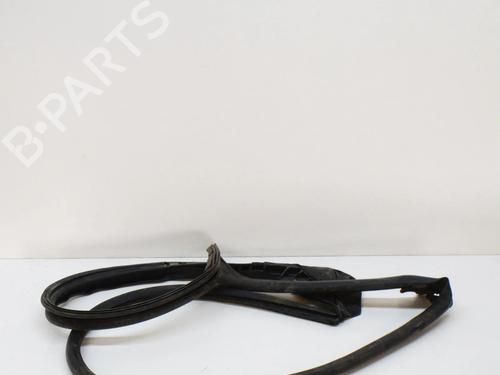 Used Rubber door seal Rubber door seal TESLA MODEL S (5YJS) 75 (388 hp) 33731656 33731656