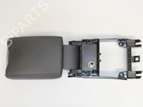 Used Armrest / Center console Armrest / Center console VOLVO V60 I (155) D2 (120 hp) 33381024 33381024