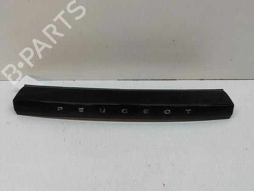 Pynteliste til bagklap Pynteliste til bagklap PEUGEOT 2008 II (UD_, US_, UY_, UJ_, UR_, UC_) e-2008 (UKZKXZ) (136 hp) 27779048 27779048
