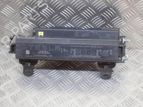 Used Fuse box TESLA MODEL S (5YJS) 75D AWD (525 hp) 20231640