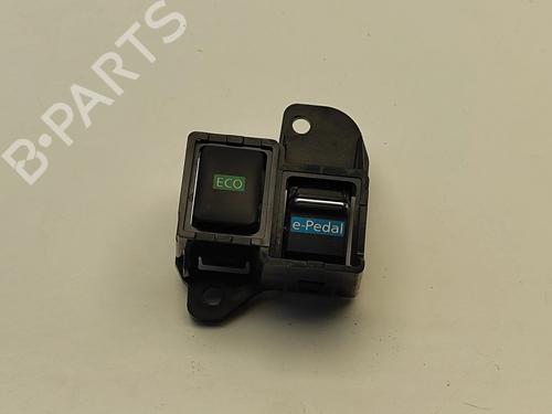 switch-nissan-leaf-ze1-2017-27781010 main image