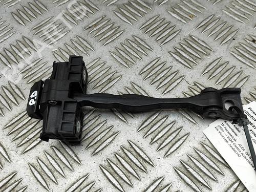 hingedoor-check-strap-audi-q4-e-tron-suv-f4b-2020-29637680 main image