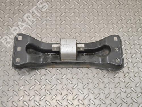 Used Gearbox mount Gearbox mount MERCEDES-BENZ C-CLASS (W205) C 250 BlueTEC / d (205.008, 205.006) (204 hp) 33352948 33352948