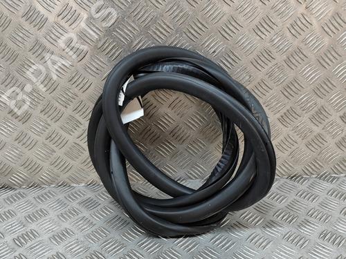 Used Rubber door seal PEUGEOT 2008 II (UD_, US_, UY_, UJ_, UR_, UC_) 1.2 Hybrid 136 (URHPYC, USHPY) (136 hp) 28590026