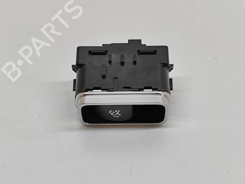 switch-mercedes-benz-cla-c118-2019-27796788 main image