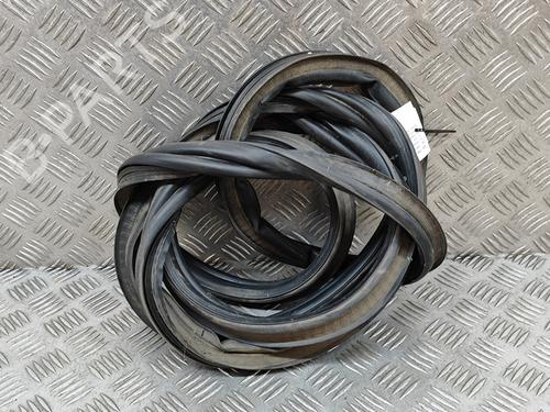 Used Rubber door seal PEUGEOT 2008 II (UD_, US_, UY_, UJ_, UR_, UC_) e-2008 (UKZKXZ) (136 hp) 27778903
