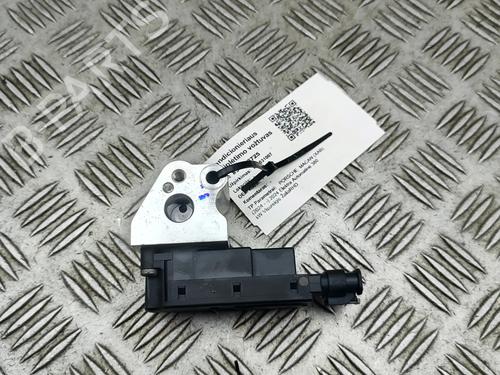 electronic-sensor-porsche-macan-xab-2024-33433194 main image