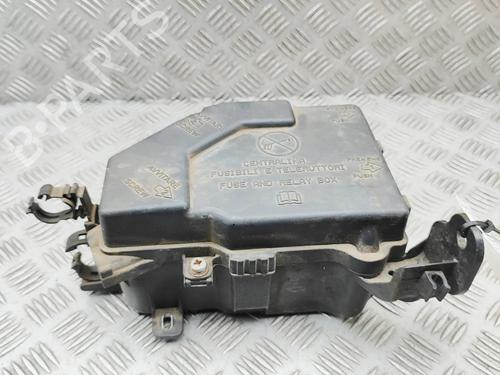 Used Fuse box Fuse box 38162752 38162752