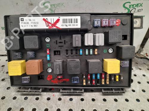 Used Fuse box OPEL ASTRA H (A04) [2004-2014]  25324885