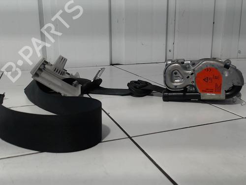 front-right-seatbelt-renault-kadjar-ha_-hl_-2015-29335530 main image
