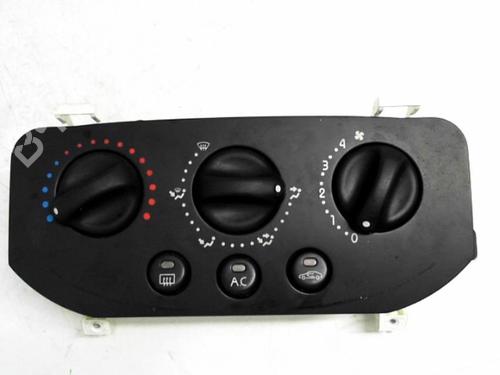 Used Climate control RENAULT CLIO II (BB_, CB_) 1.4 16V (B/CB0P, BB13) (98 hp) 25633737
