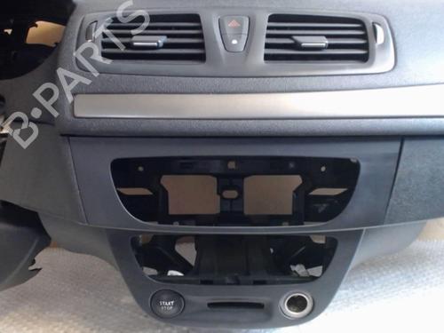Instrumentbræt RENAULT MEGANE III Hatchback (BZ0/1_, B3_) 1.5 dCi (BZ0C) (90 hp) 25645997