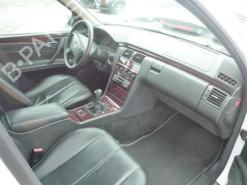 Brugte MERCEDES-BENZ E-CLASS (W210)  E 200 CDI (210.007)  2526494