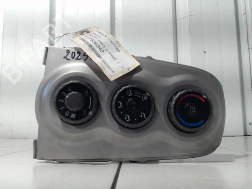 Used Climate control TOYOTA YARIS (_P9_) 1.4 D-4D (NLP90_, NLP90R) (90 hp) 32527711