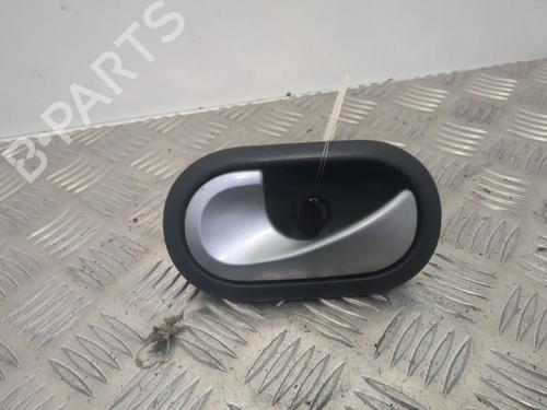 Venstre foran invendig håndtak RENAULT CLIO III (BR0/1, CR0/1) 1.5 dCi (C/BR0G, C/BR1G) (68 hp) 25655369