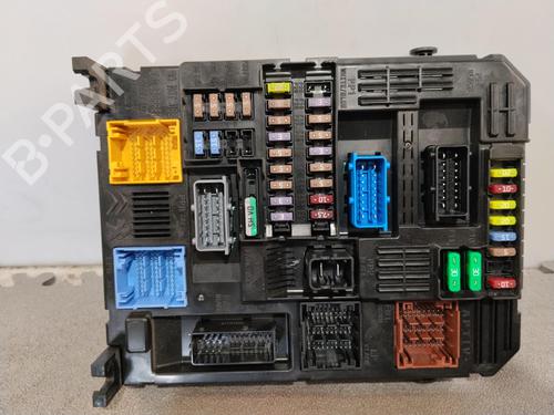 Used Fuse box Fuse box 38484098 38484098