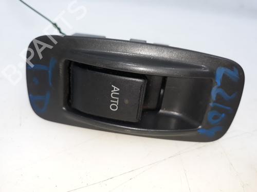Interrupteur de vitre arrière droite TOYOTA COROLLA (_E12_) 2.0 D-4D (CDE120R, CDE120L_) (116 hp) 13453962