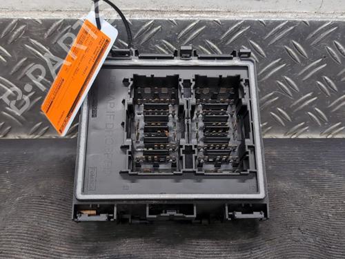 Used Fuse box Fuse box 38233838 38233838
