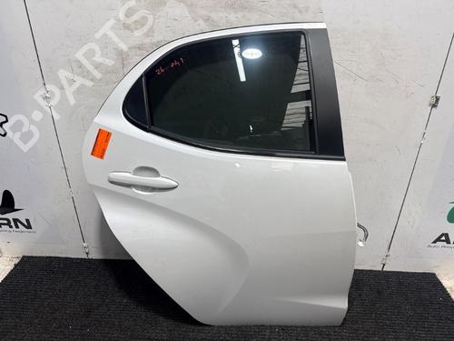 Used Right rear door Right rear door TOYOTA YARIS (_P21_, _PA1_, _PH1_) 1.5 Hybrid (MXPH10, MXPH11) (116 hp) 33018607 33018607