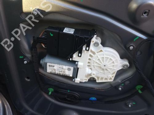 Rudehejsemotor bagstkærm højre VW GOLF V (1K1) 1.4 16V (75 hp) 27232034