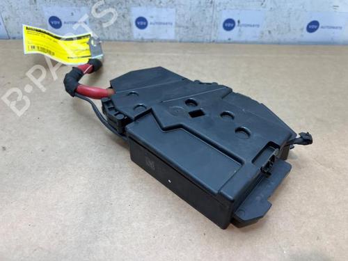 Used Fuse box Fuse box 38831868 38831868