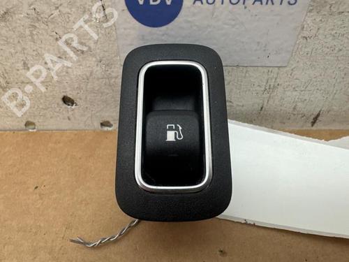 switch-mercedes-benz-gla-h247-2020-38837182 main image