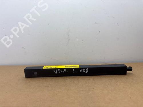 antennabase-mercedes-benz-eqs-suv-x296-2022-38827702 main image