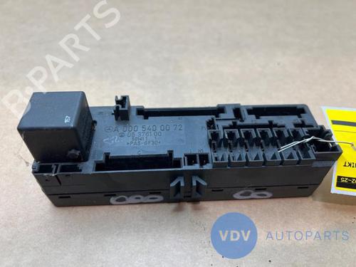 Used Fuse box MERCEDES-BENZ E-CLASS (W210) E 240 (210.061) (170 hp) 25972964