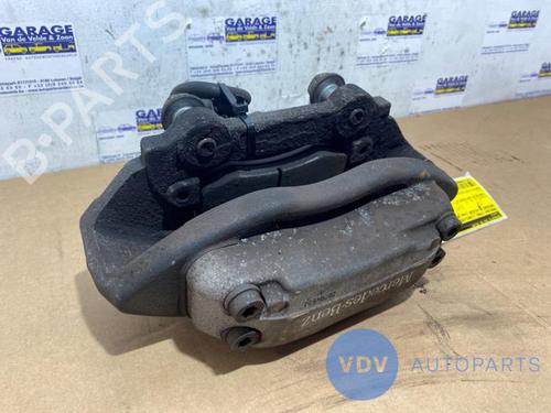Venstre bremsekaliper foran MERCEDES-BENZ M-CLASS (W163) ML 270 CDI (163.113) (163 hp) 25953324