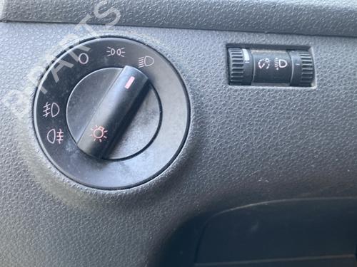 Używane Przełącznik świateł VW POLO (9N_, 9A_) 1.4 TDI (70 hp) 28102476